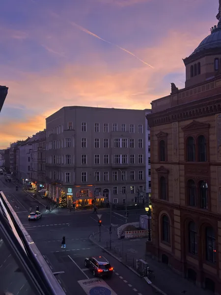 Stilvoll eingerichtete helle 2-Zimmer-Wohnung im Herzen von Berlin Mitte (nähe Auguststr.) — photo 1